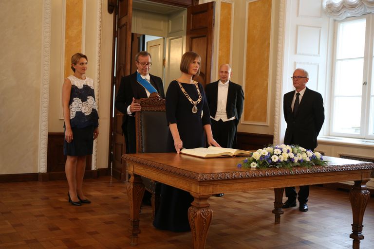 10 aastat presidendiametit pidanud Toomas Hendrik Ilves annab täna ameti üle Kersti Kaljulaidile.