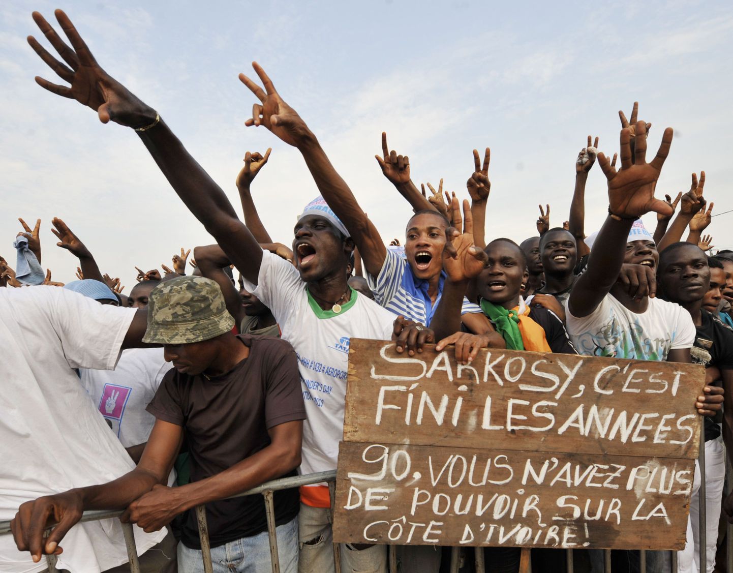 Laurent Gbagbo radikaalsed Noored Patrioodid Abidjanis meelt avaldamas. Plakatil on loosung: "Sarkozy, 90ndad on läbi, sul pole enam Elevandiluuranniku üle võimu."