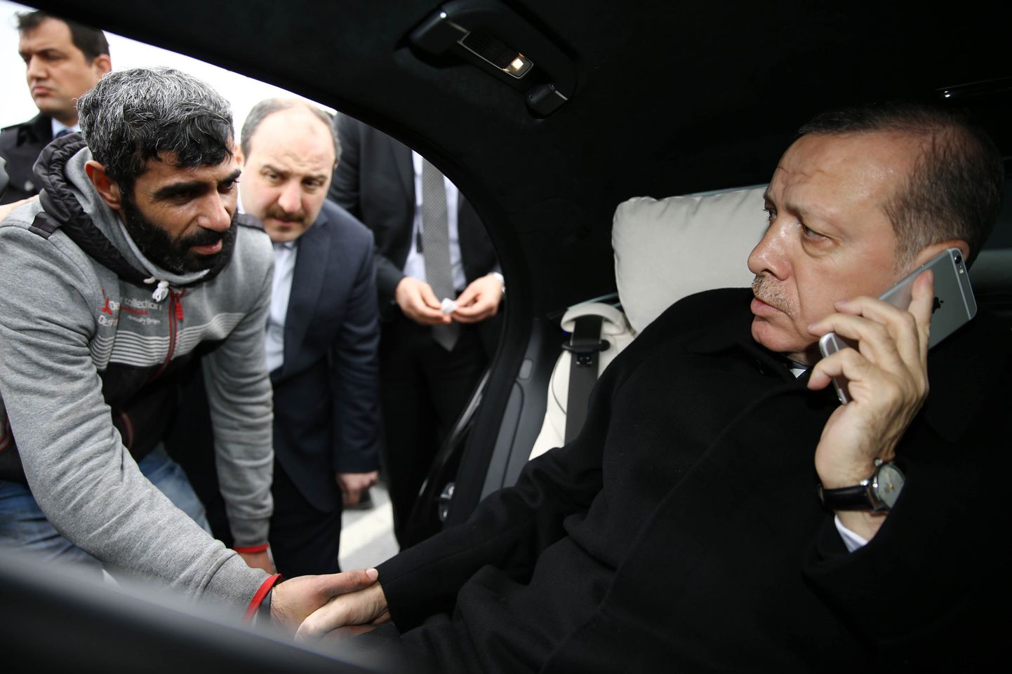 Президент Турции Тайип Эрдоган в пятницу смог повлиять на планы самоубийцы, решившего сброситься с моста через Босфор в Стамбуле.