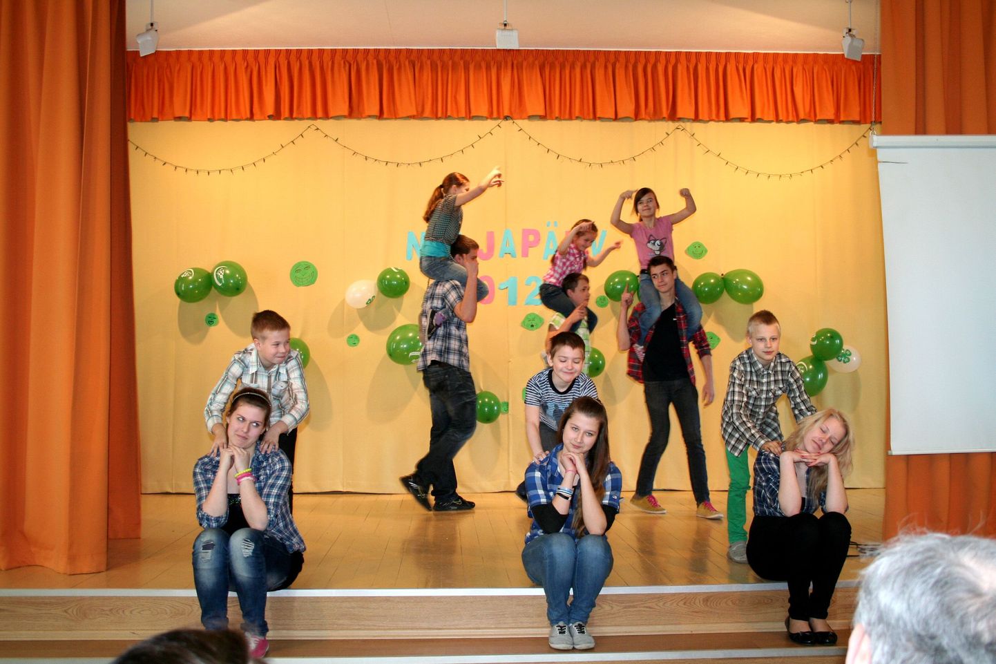 Naljapäeval kandsid Tootsi kooli õpilased koos külla tulnud Pärnumaa koolidega ette naljajutte ja -luuletusi.