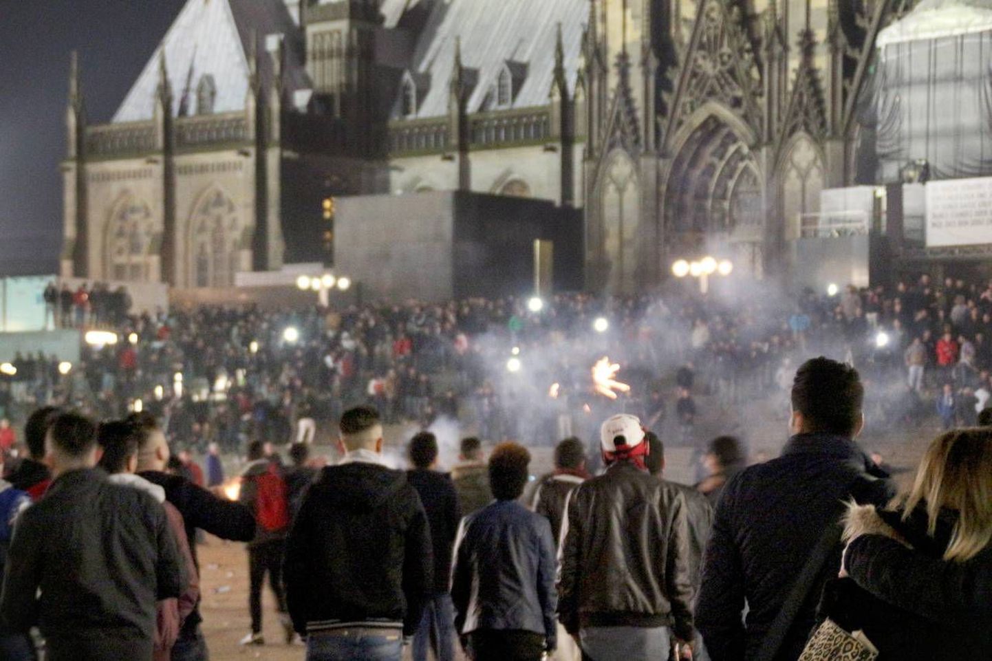 2016. aasta 6. jaanuaril avalikustatud foto näitab rahvahulka uusaastaööl Kölni peamise raudteejaama juures.