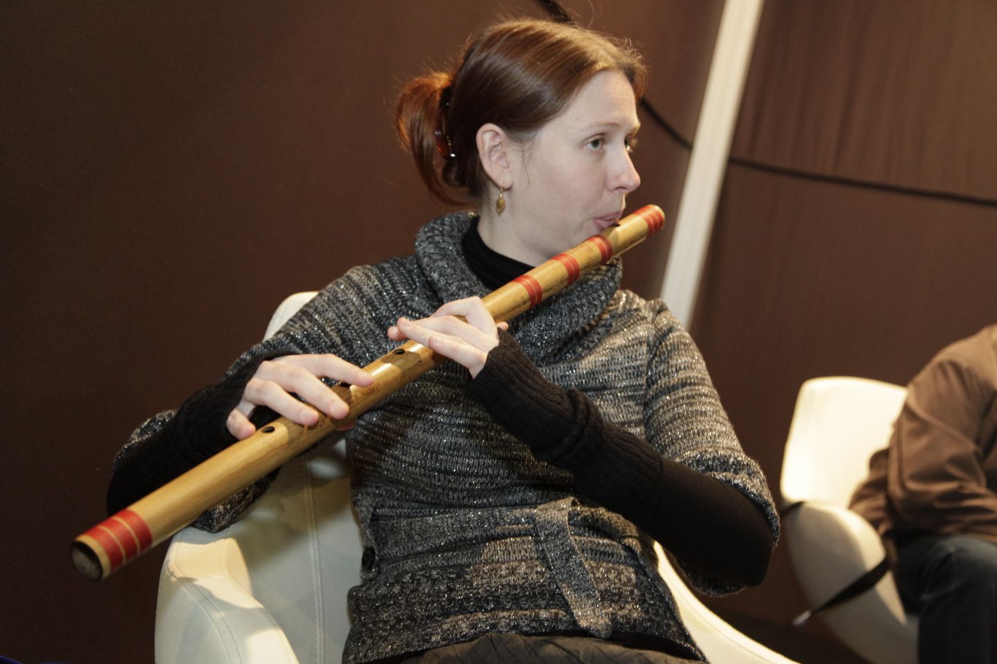 Krista Citra Joonas mängib India bambusflööti bansurit, mida ta on õppinud Mumbais pandit Hariprasad Chaurasia käe all.