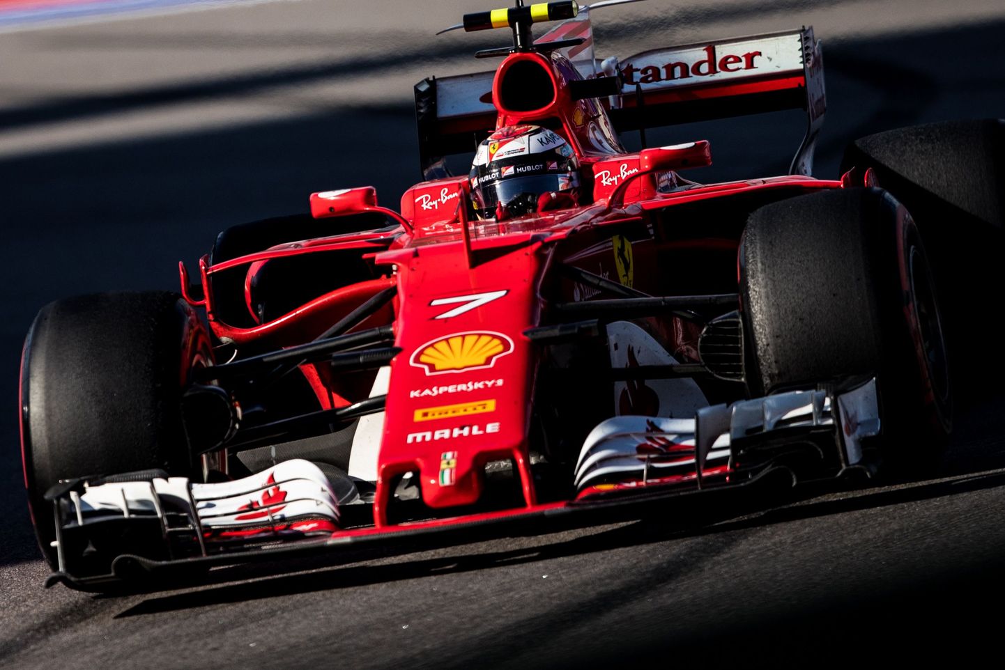 Ferrari võib end vormel-1 sarjas mõnusalt tunda - raha muudkui tuleb.