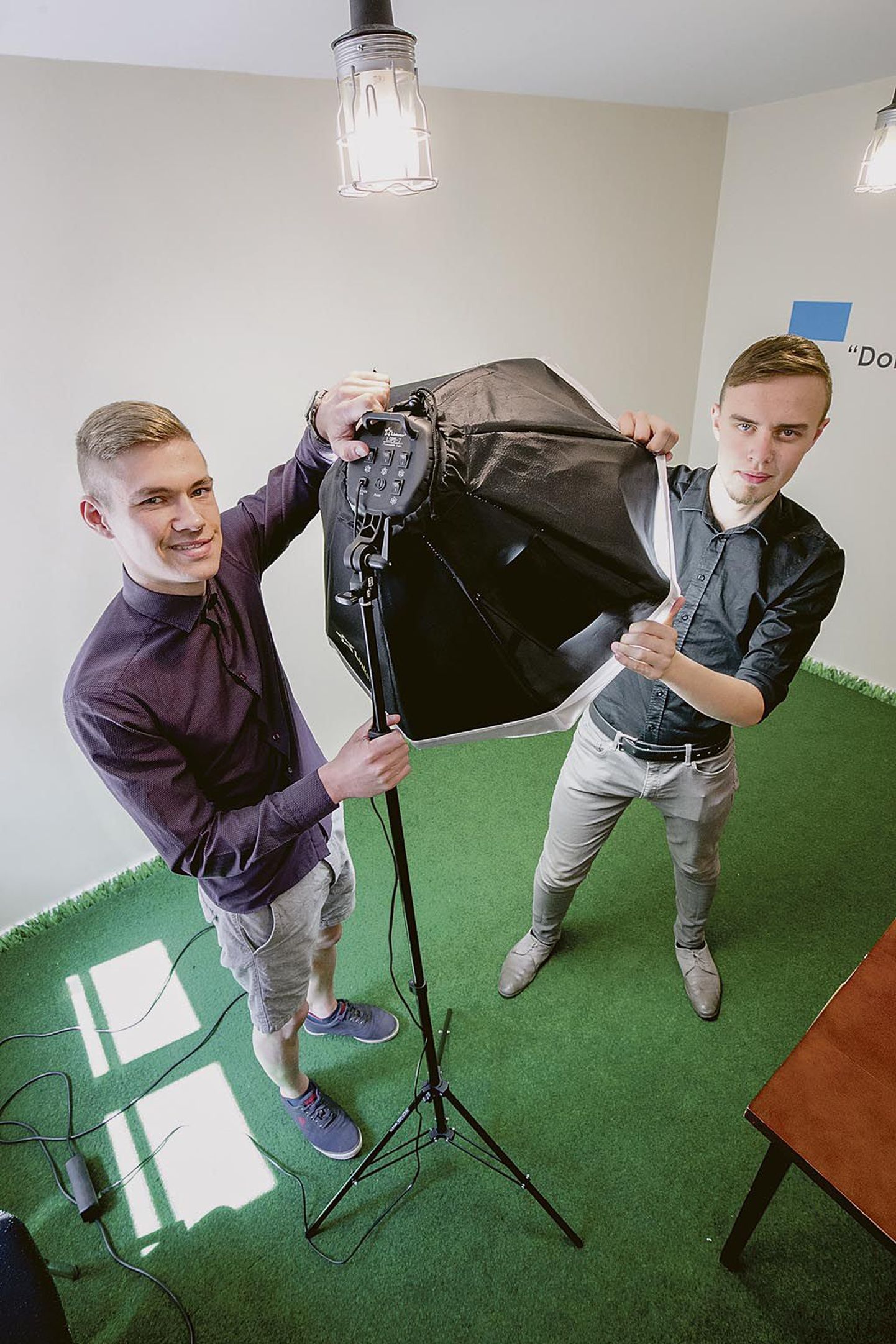 Noored ettevõtjad Andrin Ratiste (vasakul) ja Silvar Stern arendavad uudset teenust: pealinna kinnisvara uusarendustele 3D-animatsioonide tegemist, mis on Eestis alles lapsekingades.