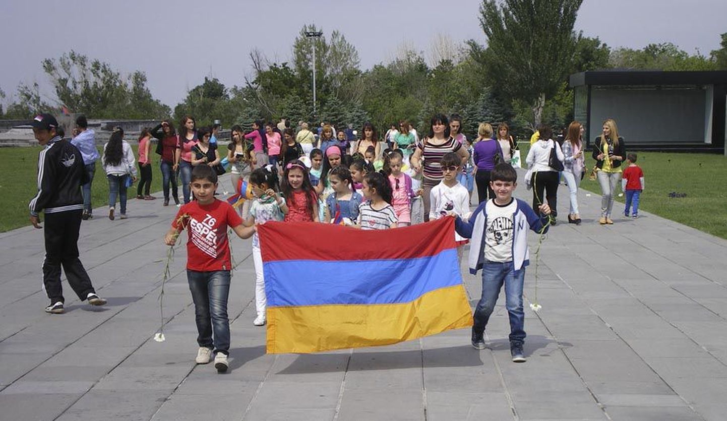 Olnut ei unustata ka Armeenias. Koolilapsed lähevad genotsiidi mälestusmärgi juurde hukatud esivanemaid mälestama.