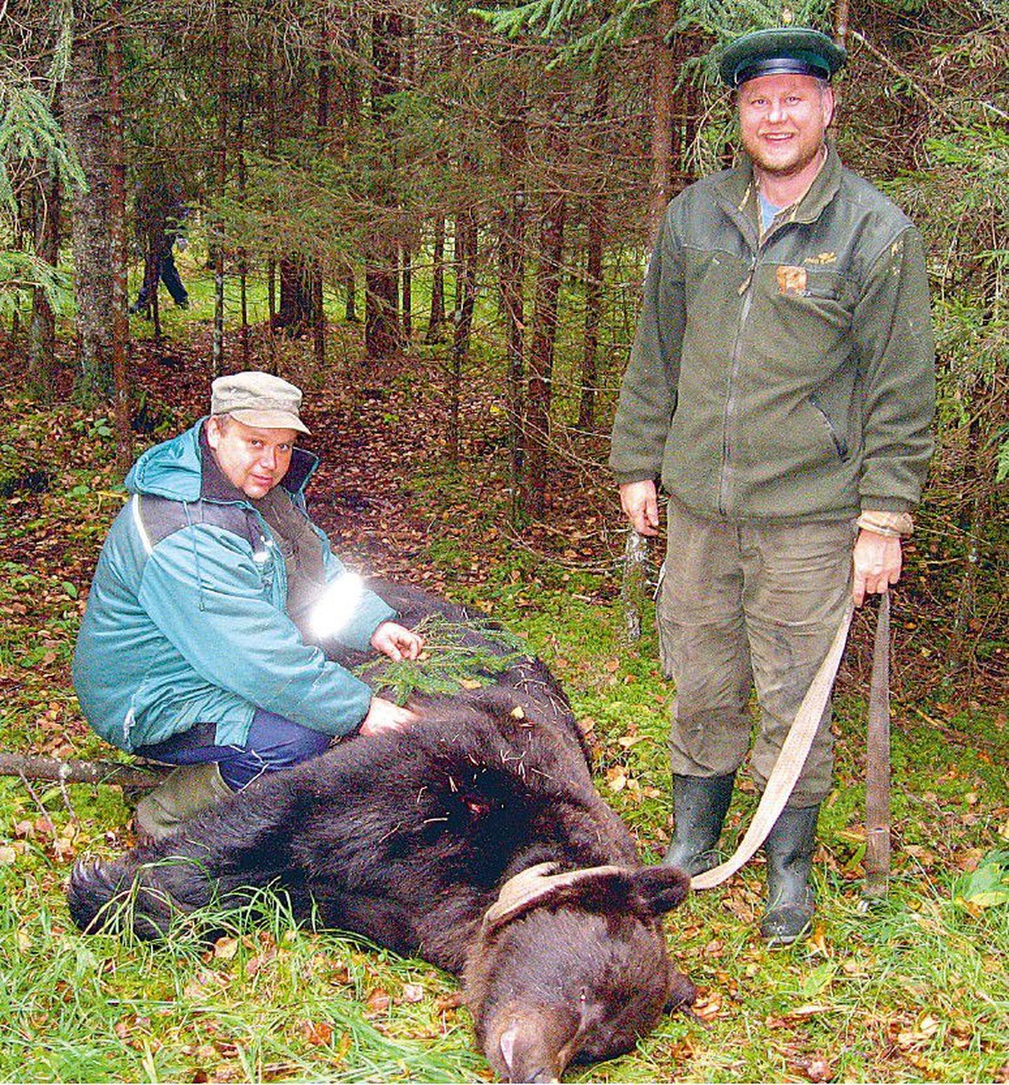Pärnumaa Jahimeeste Liidu jahimees Arne Aidberg (vasakul) tabas Pööravere jahipiirkonnas 260-kilogrammise isakaru. Eduka küti kõrval seisab jahikaaslane Urmas Osula.
