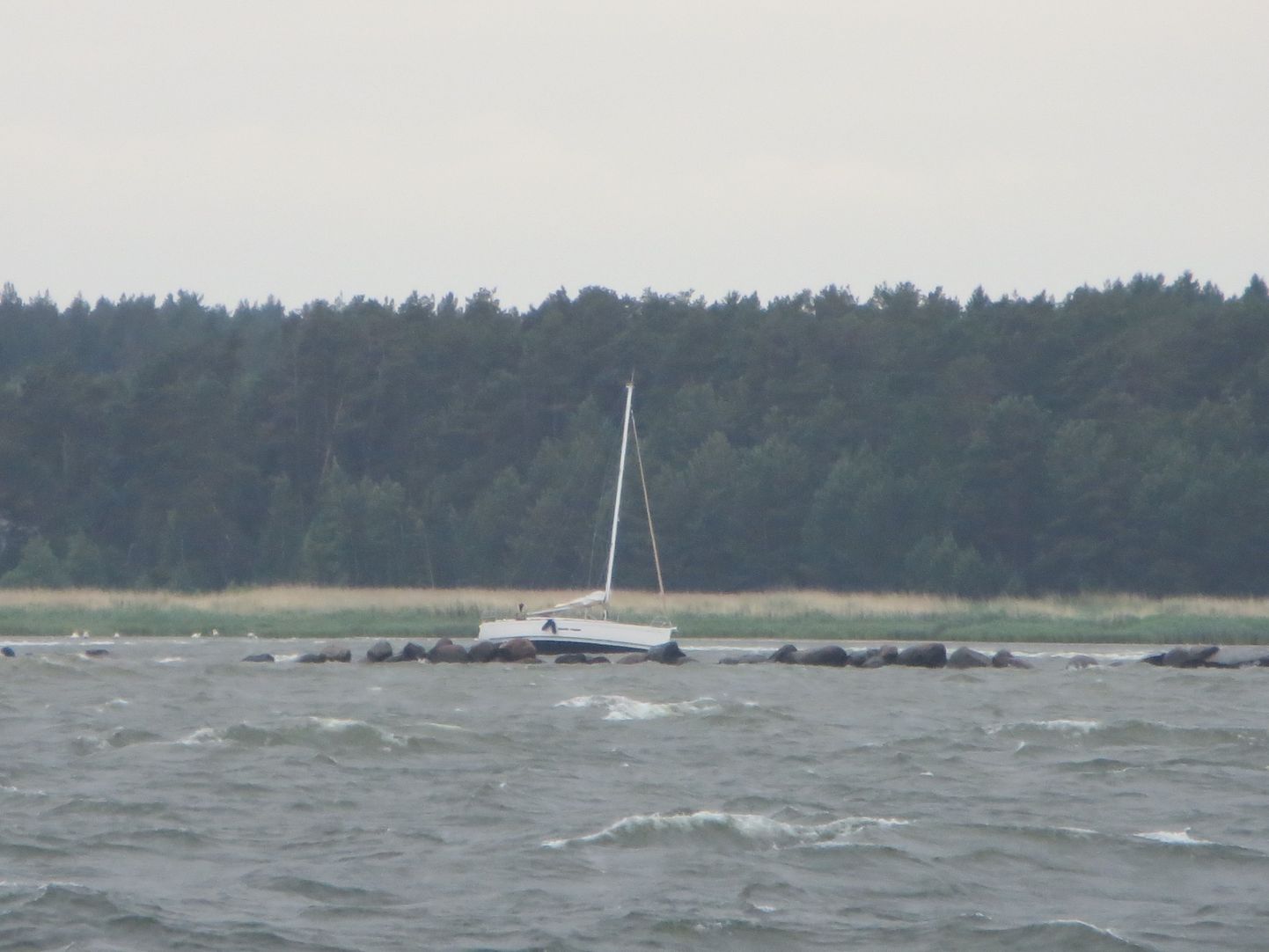 Vergi sadama juures madalikule sõitnud Soome jaht.