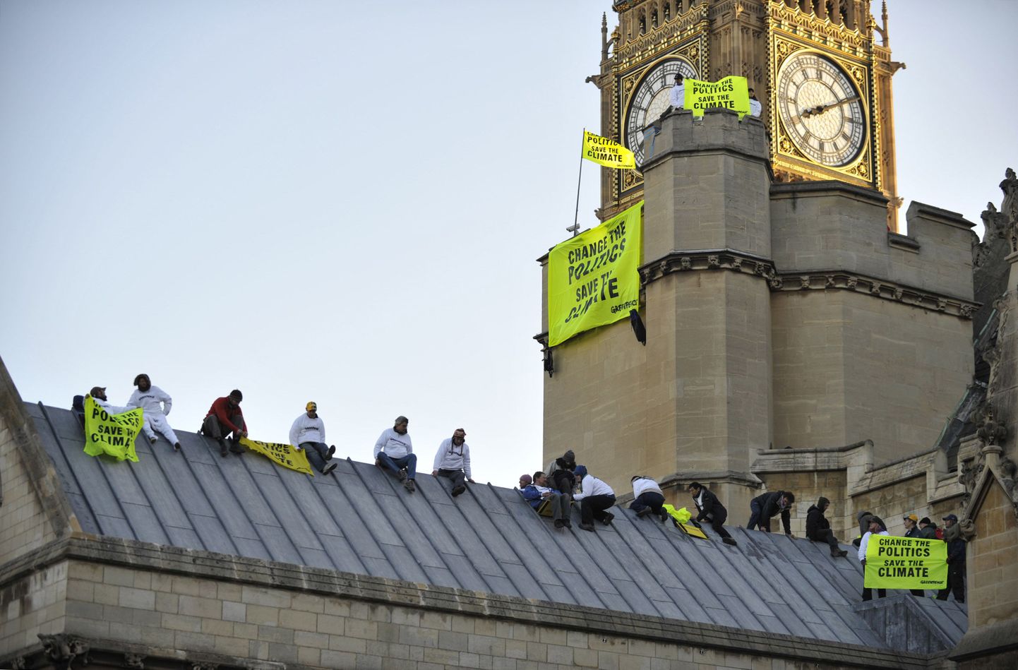 Keskkonnaaktivistid parlamendihoone katusel Londonis