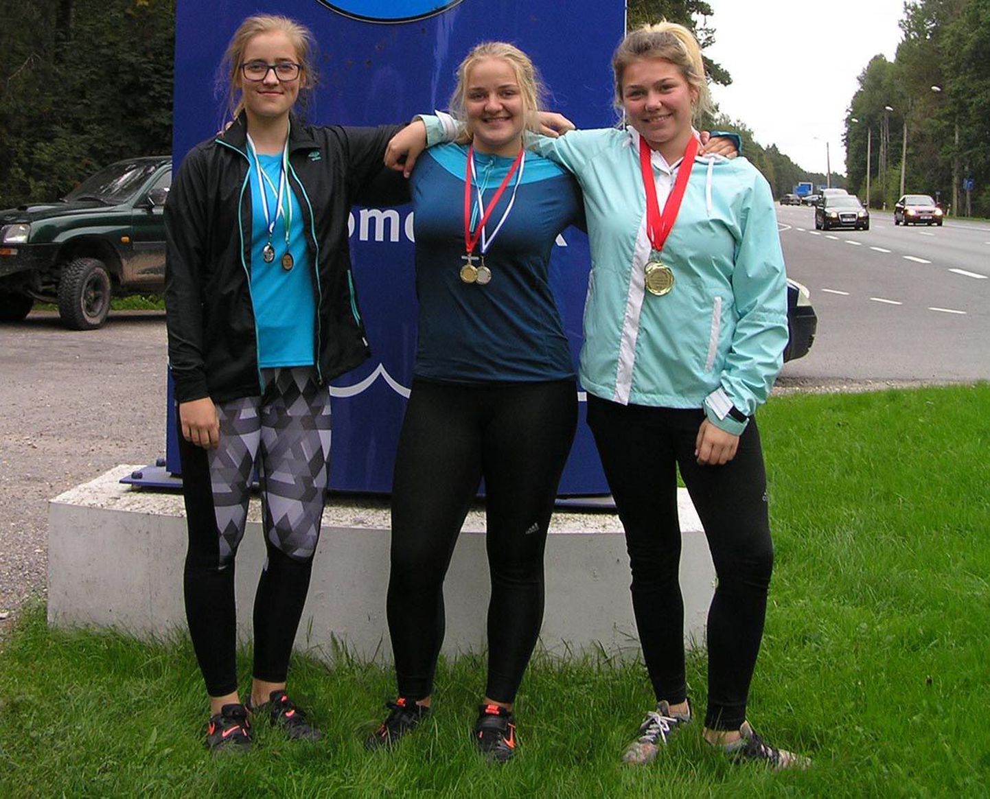 Hanna-Liisa Peerna (vasakul), Karmen Kink ja Kelly Heinpõld said Pärnus heitevõistlustel korralikke tulemusi.