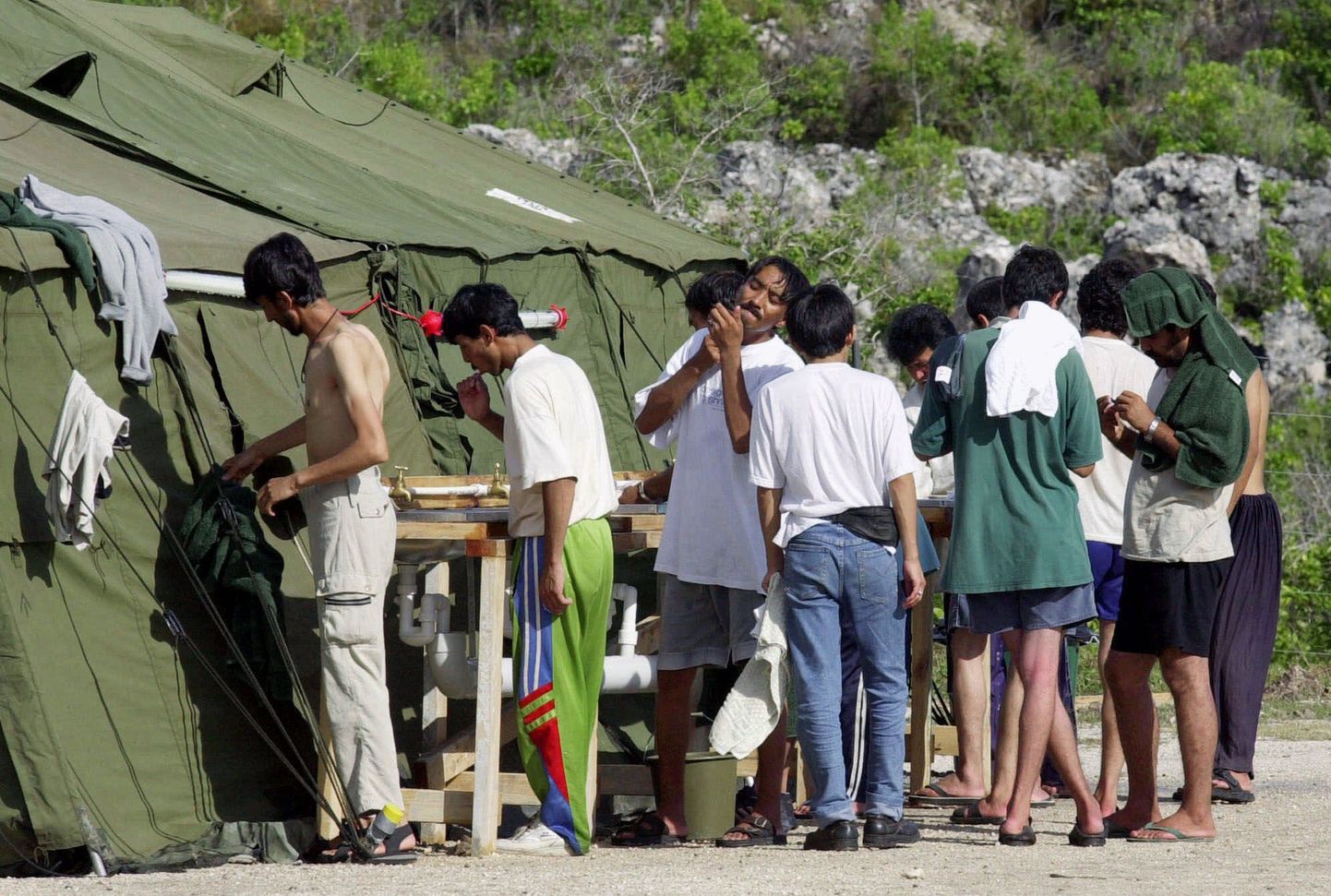 Põgenikud end Nauru põgenikelaagris kasimas.
