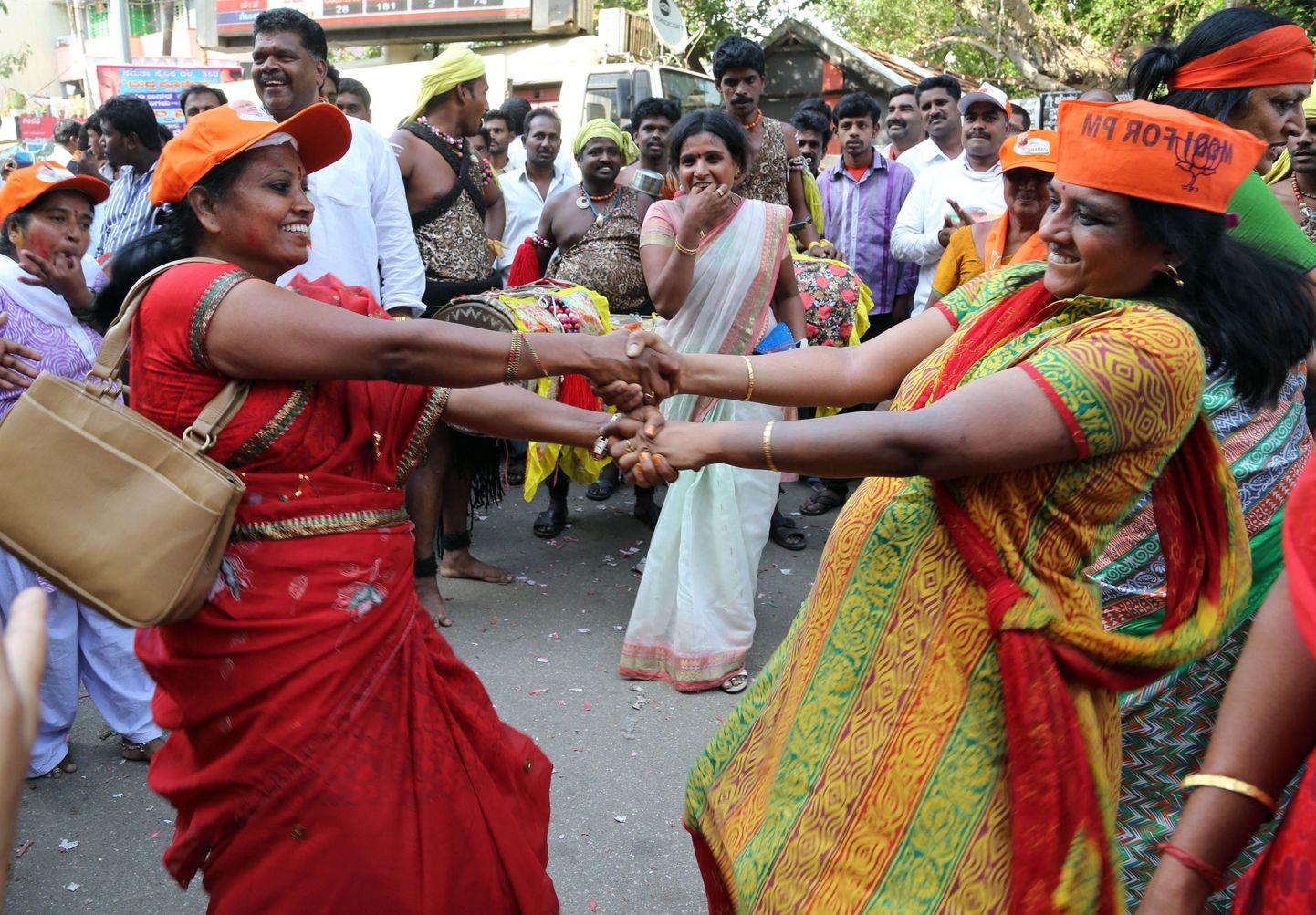 Valimisde võitnud Bharatiya Janata Partei toetajad väljendasid tänavatel oma rõõmu.