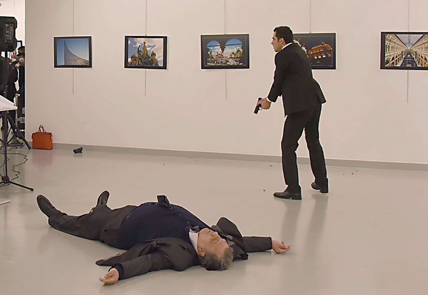 Vene suursaadik Türgis Andrei Karlov pärast tulistamist. Paremal tema ründaja.