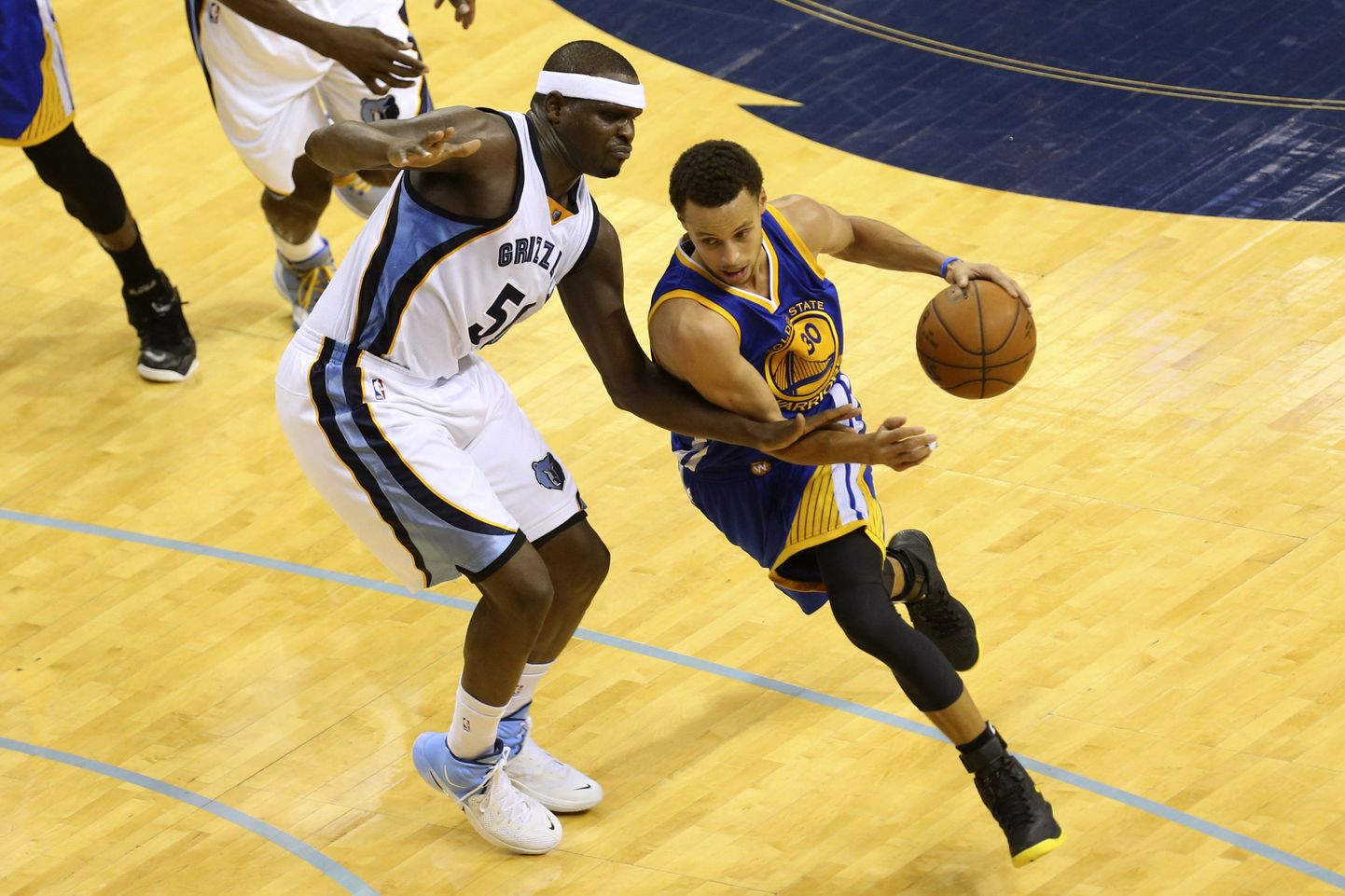Golden State Warriorsi liider Stephen Curry (30) ja Memphis Grizzliese Zach Randolph (50).