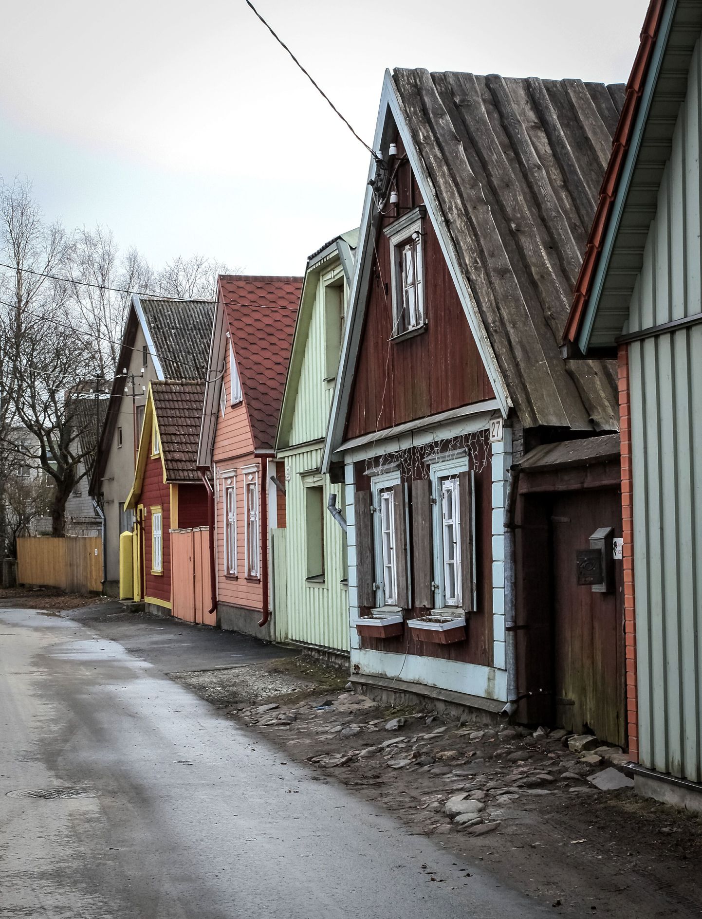 Pärnu linnavalitsus maksab igale eraisikust majaomanikule, kes kampaania "Värvid linna!" raames oma maja sügiseks ära värvib, kuni 440 eurot värvide ostmiseks kulunud summast tagasi. Foto on illustreeriv.