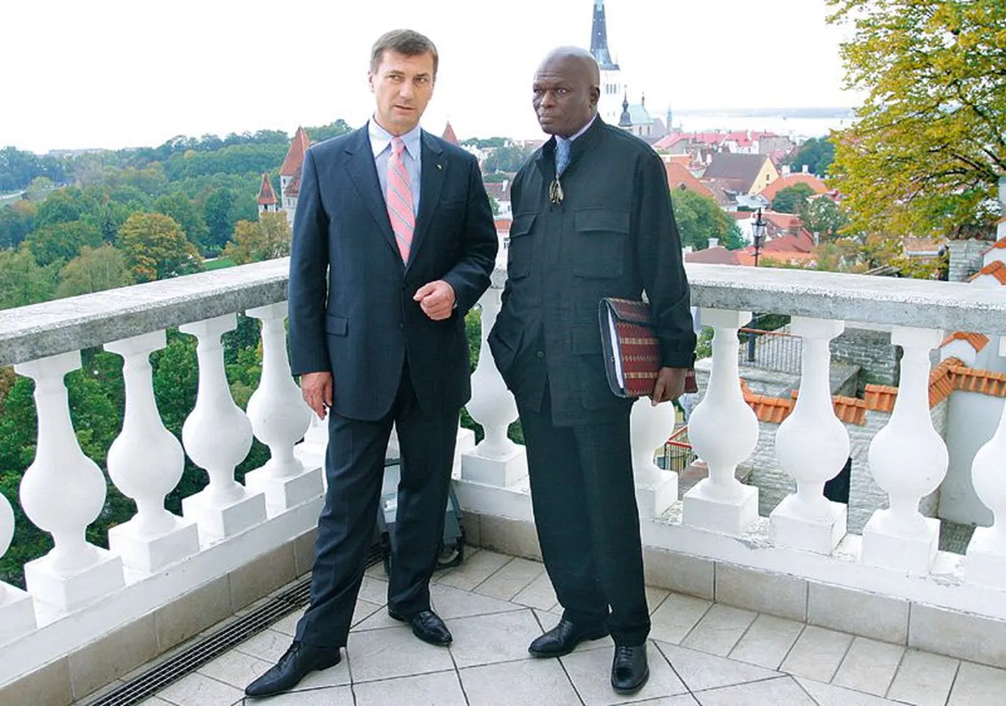 Peaminister Andrus Ansip võõrustamas Lääne-Aafrikast Senegalist   pärit ÜRO eriraportööri Doudou Dienei, kes käis Tallinnas eelmisel nädalal.