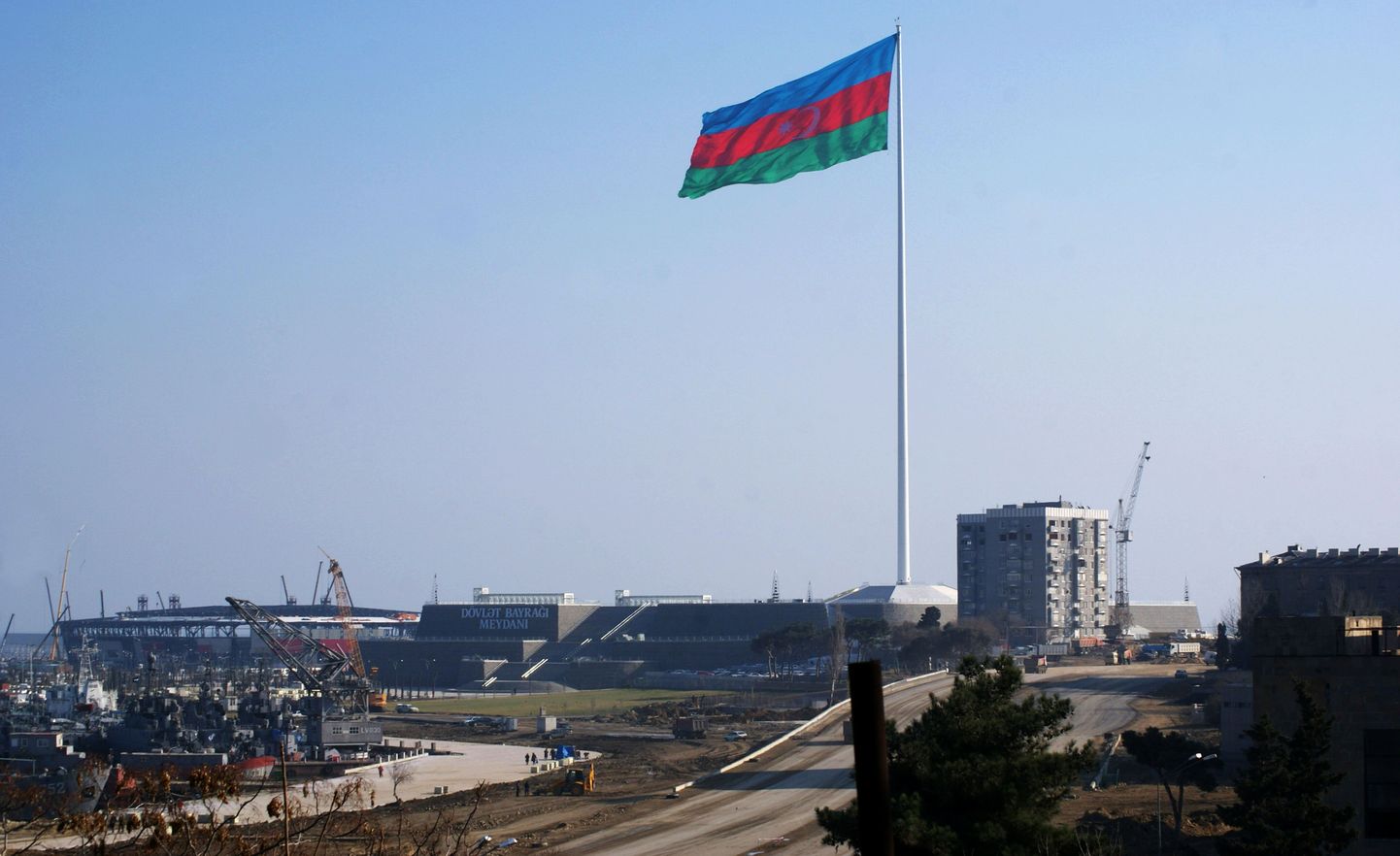 Hiigelsuur Aserbaidžaani lipp pealinnas Bakuus.