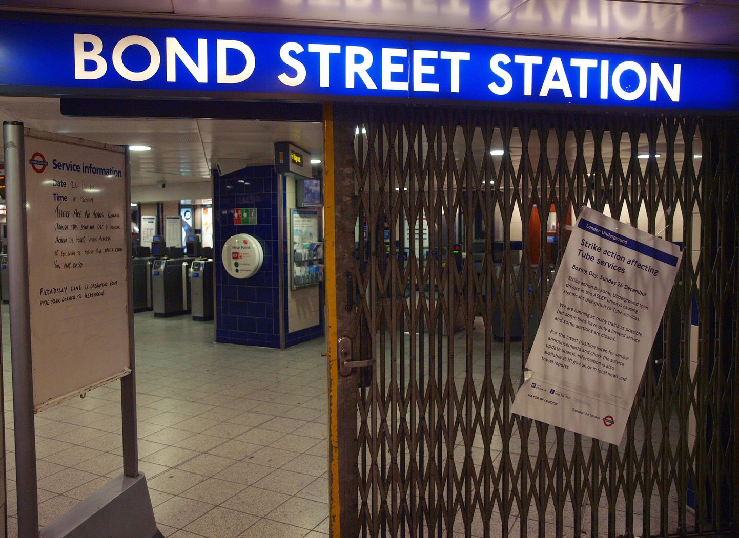 Londoni metrootöötajate streik ärritas šoppajaid ja jalgpallifänne