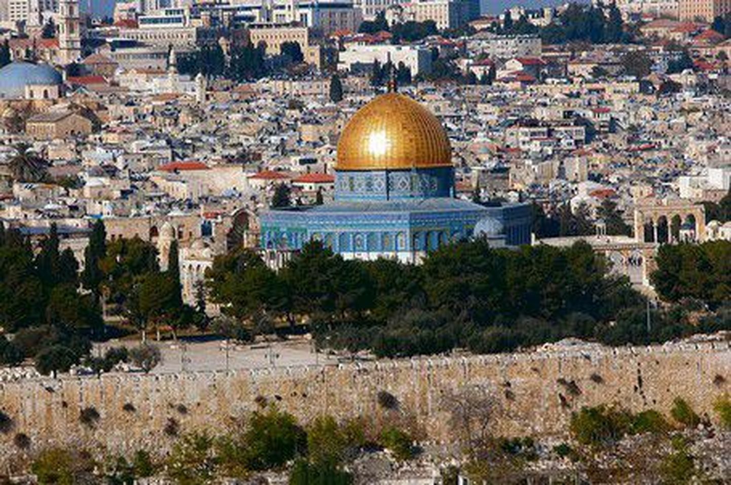 (Jeruusalemma ja kogu püha maa vastuolude süda - Templimägi. Juudid ja kristlased ootavad siia Messiat. Araablased loodavad, et seda ei juhtu, kuid hoiavad siit teiseusulised siiski eemal.
