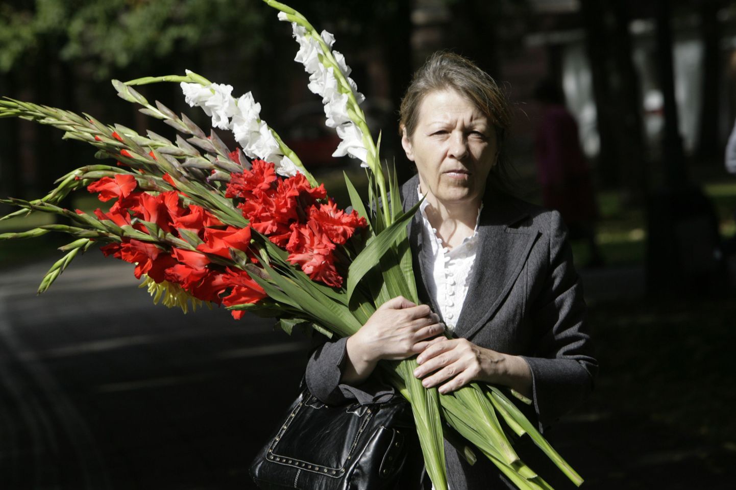 Läti õpetaja 1. septembril lilledega.