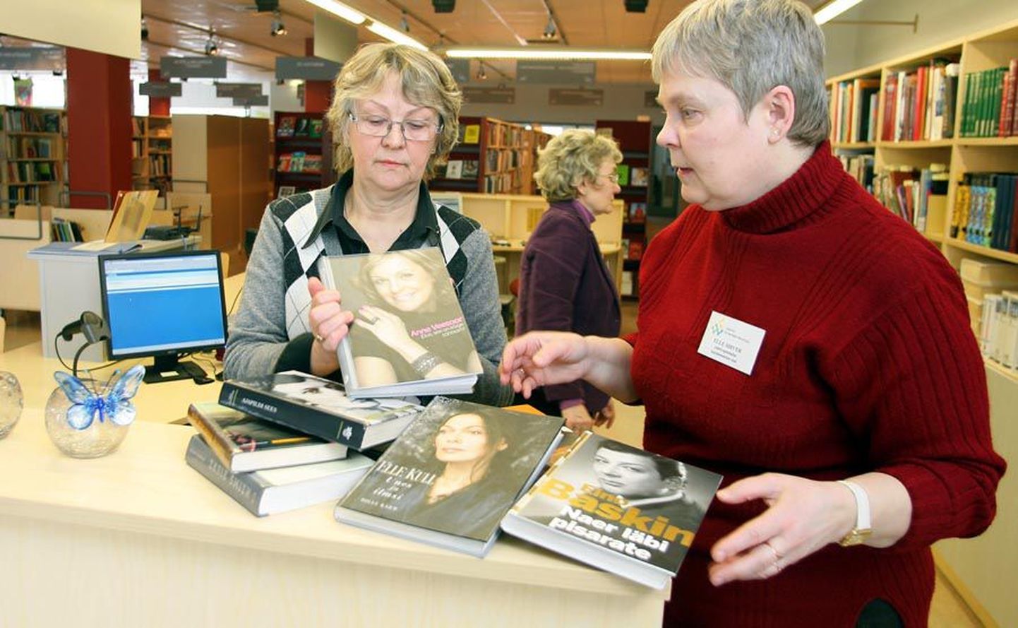 Viljandi linnaraamatukogu kojulaenutuse juhtivspetsialist Elle Sihver (paremal) ja teenindusjuht Maire Killar näitavad raamatuid, mis viimase aasta
jooksul lugejates suurt huvi on tekitanud.