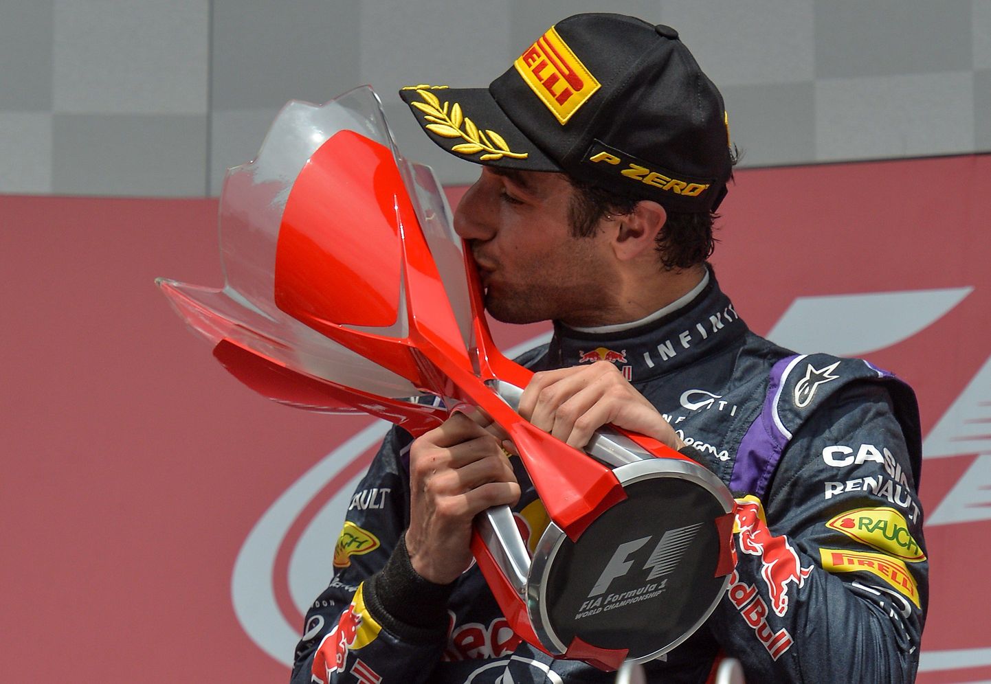 Red Bulli sõitja Daniel Ricciardo 2014. aastal Kanada etapi võidukarikaga.