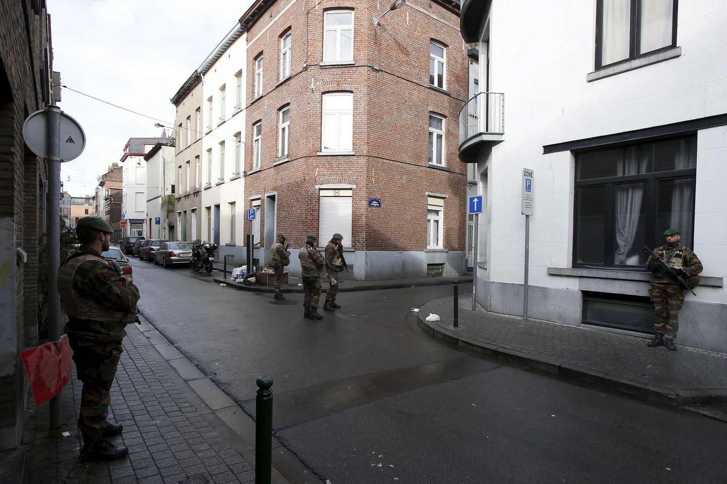 Belgia sõdurid Molenbeeki tänaval patrullimas.
