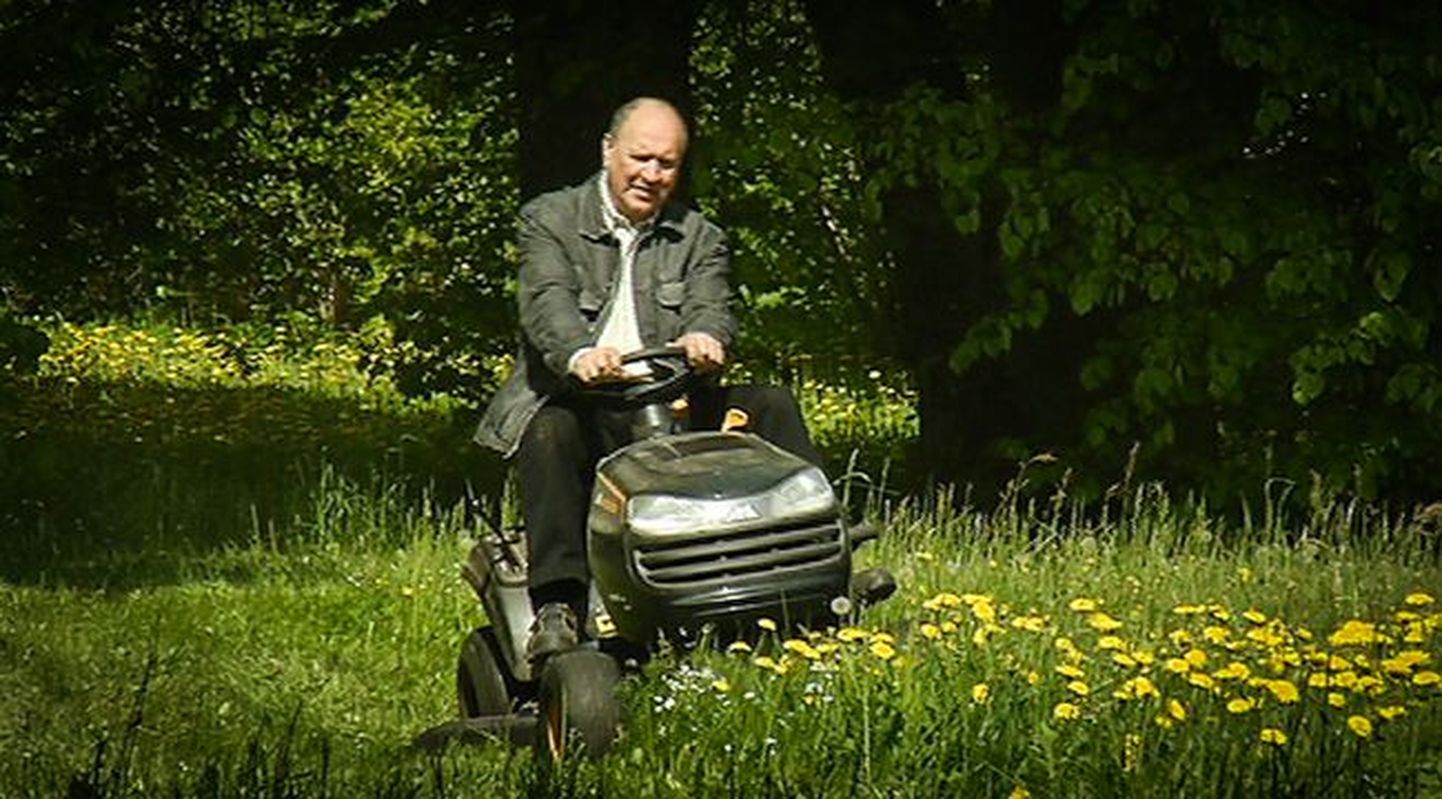 Mart Helme ümber oma mõisavalduste ümber muru niitmas