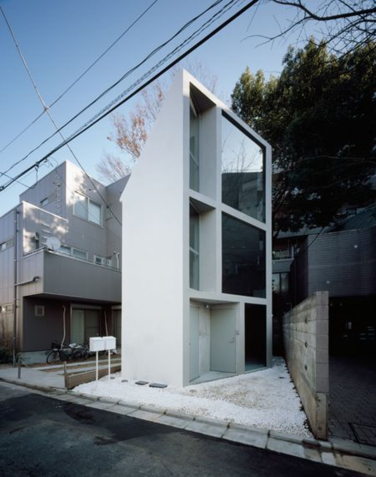Tokyosse kerkinud kummalise arhitektuuriga maja