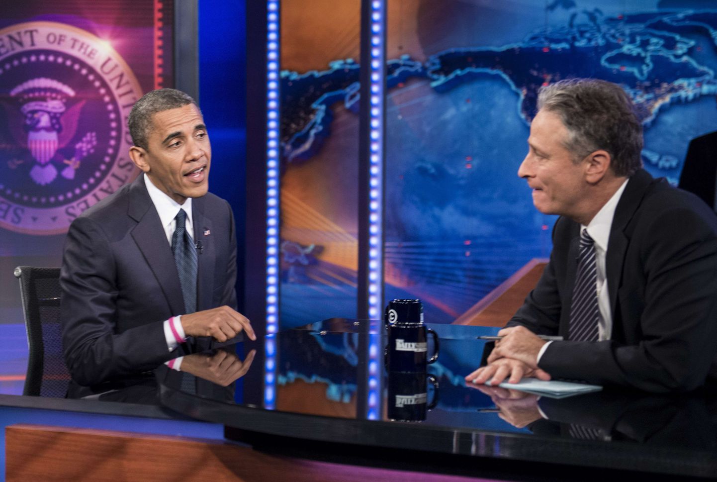 USA president Barack Obama on telesaates korduvalt üles astunud. Pilt on tehtud 2012. aastal saatest, mis salvestati otse-eetris. Paremal on tollane saatejuht Jon Stewart.