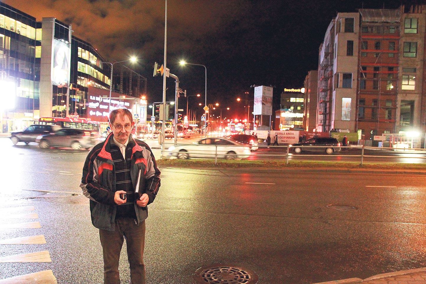 Liiklusekspert Sulev Sannik tegi kolmapäeval Riia-Turu ristmiku fooriprogrammide katsetusi, et selgitada Riia tänava algusesse ülekäiguraja rajamise võimalust ning selle mõju Tartu liikluse sujuvusele.