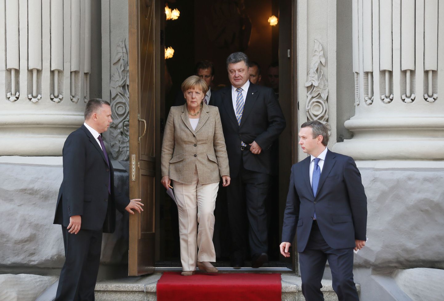 Saksa kantsleri Angela Merkeli ja Ukraina riigipea Petro Porošenko kohtumine on läbi ja nad astuvad ajakirjanike ette.