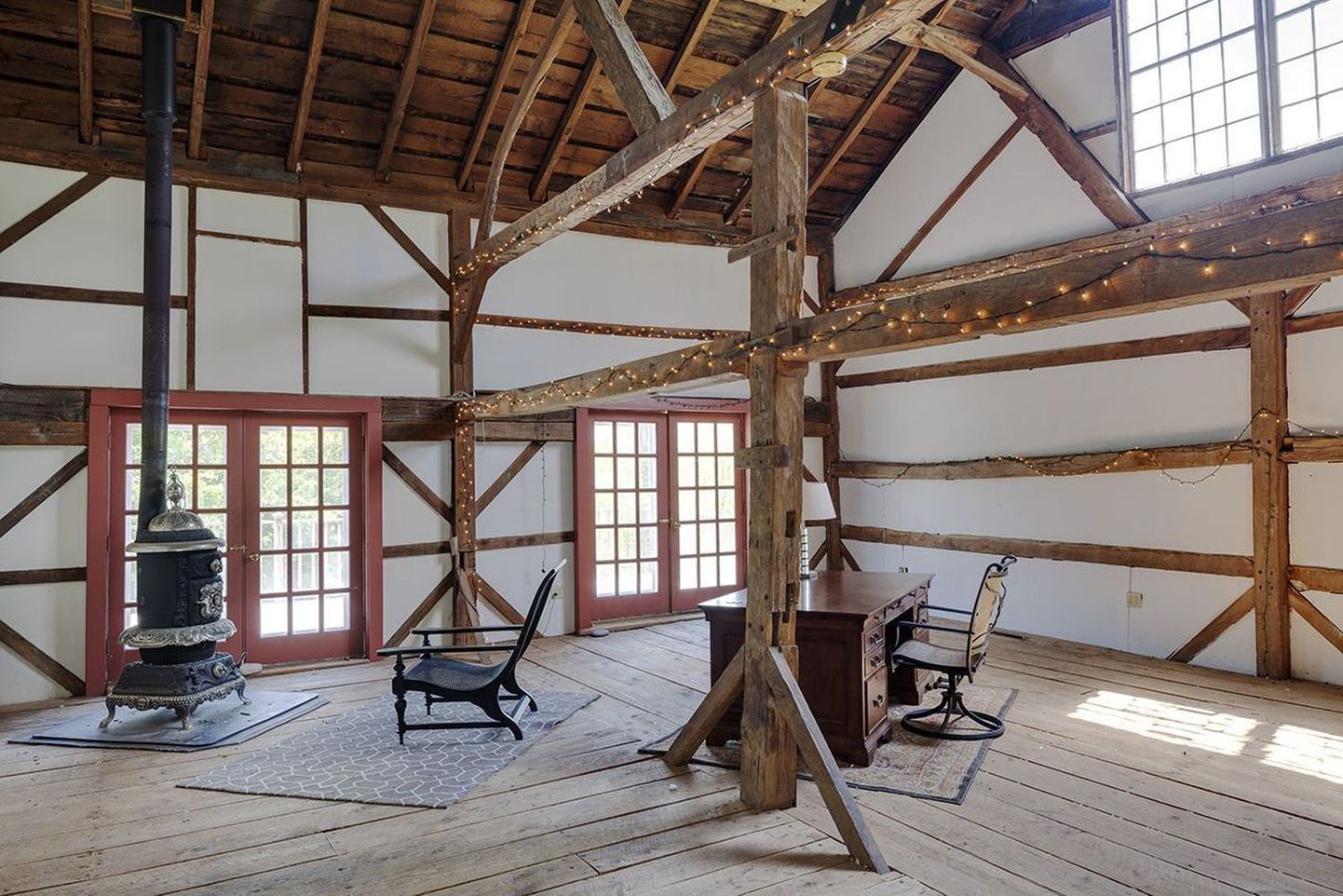 Vana maakodu taastajate hulka kuulub ka staarnäitlejanna Rene Zellweger, kes müüs mullu oma 1700ndatest pärist maamaja Connecticutis.