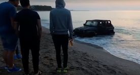 Видео: турист припарковал свой джип в море