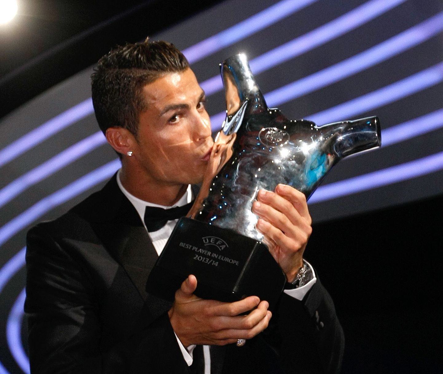 Cristiano Ronaldo parima Euroopa jalgpalluri auhinnaga.