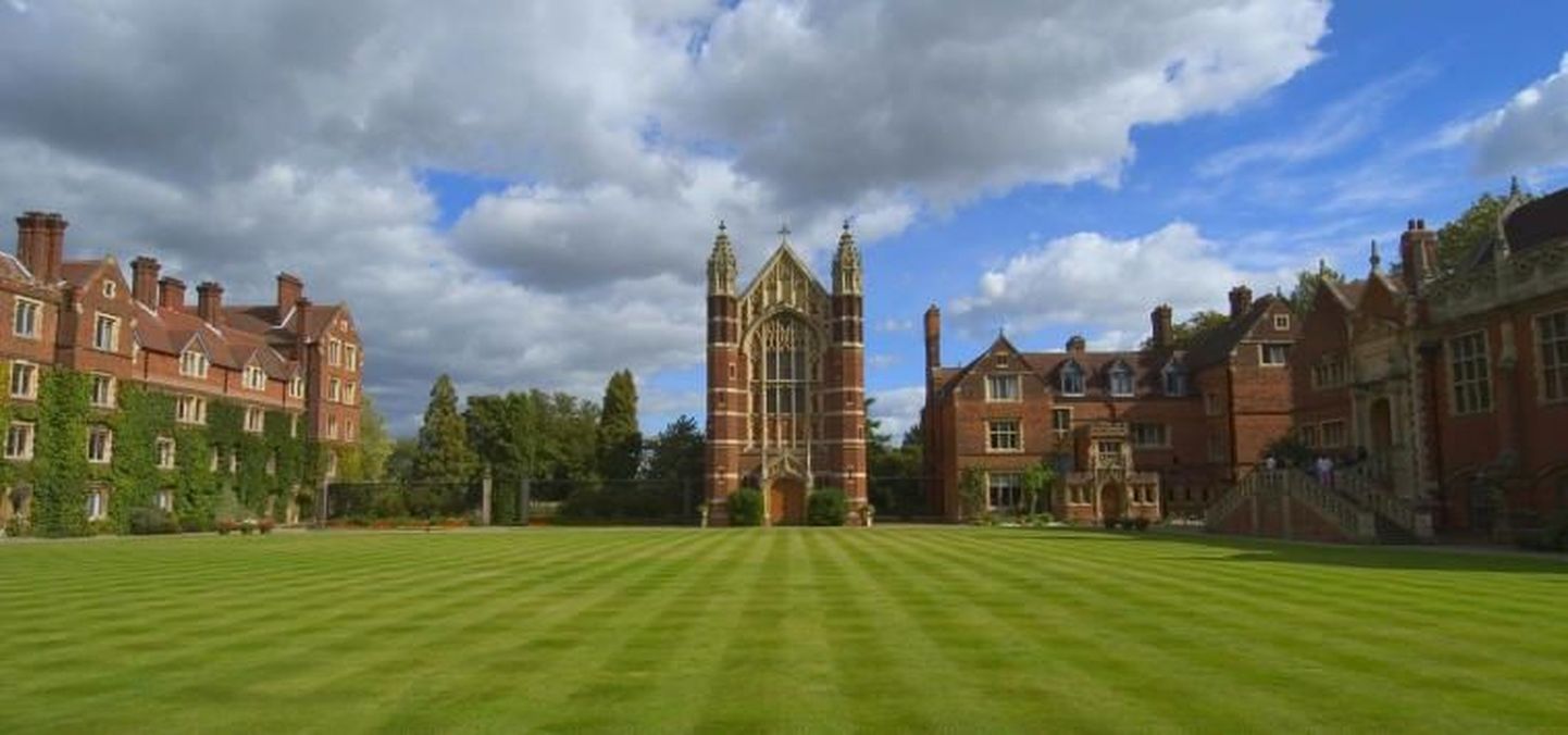 Cambridge`i ülikooli Selwyni kolledži hooned. Muru ülikooli ees näib sile ja kena, kuid ülikoolis möllas NSVLi värbamis- ja luuretegevus, luurajaid nimetati argoos "muttideks".