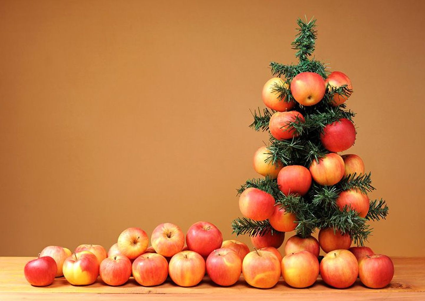 Kümned tuhanded inimesed üle ilma on päeva rõõmsalt omaks võtnud ja tähistavad seda enamasti õunu kasutades: kaunistavad puid õuntega (aga nii, et need aeg-ajalt maha pudeneksid), kingivad üksteisele õunu (ikka nii, et mõni neist maha potsatab) ja soovivad: “Happy grav-mass!”