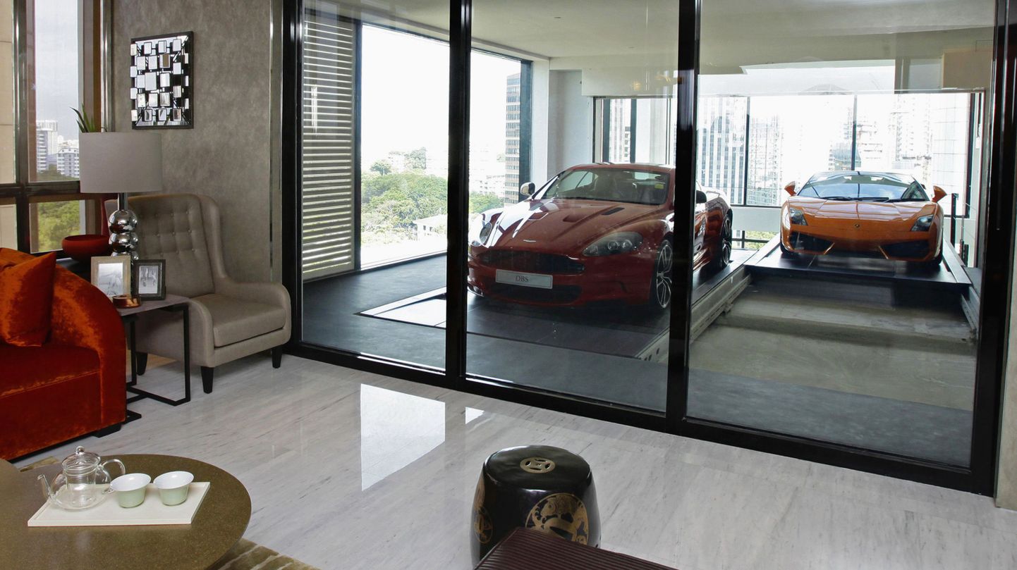 Lamborghini Gallardo (paremal) saabumas Singapuris Hamilton Scottsi 14.korrusel asuva luksuskorteri akna taha.