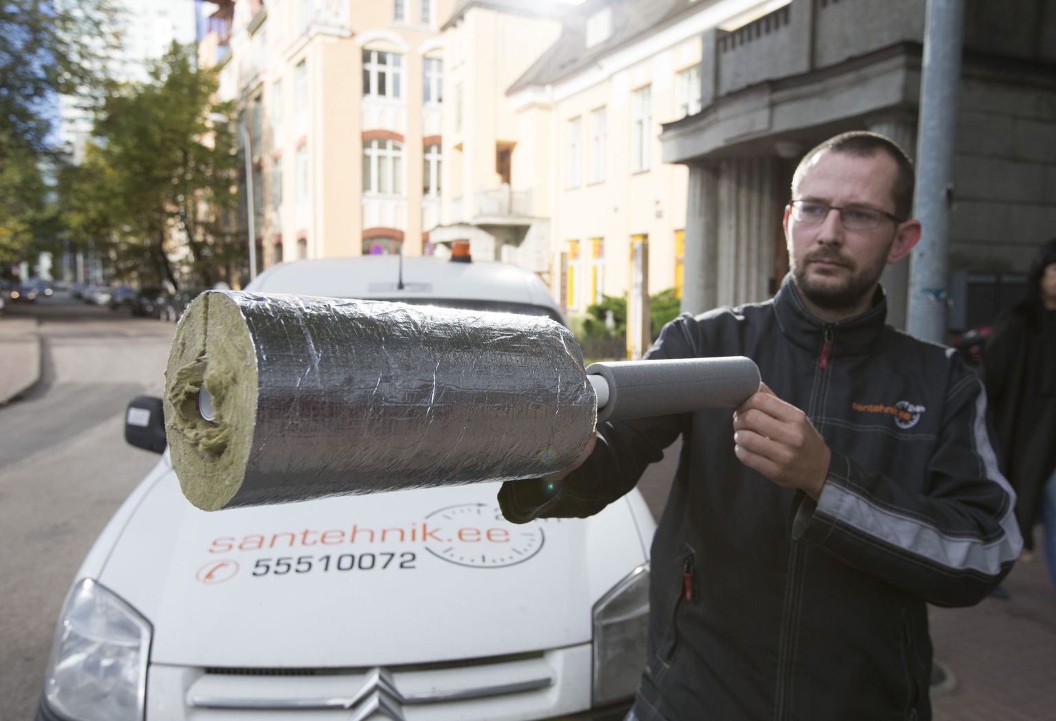 Santehnik Veljo Frolov näitab torude soojustamise materjale. Vasakul olev materjal sobib torude soojustamiseks, paremal pool olev materjal aga ainult niiskuse tõkestamiseks.