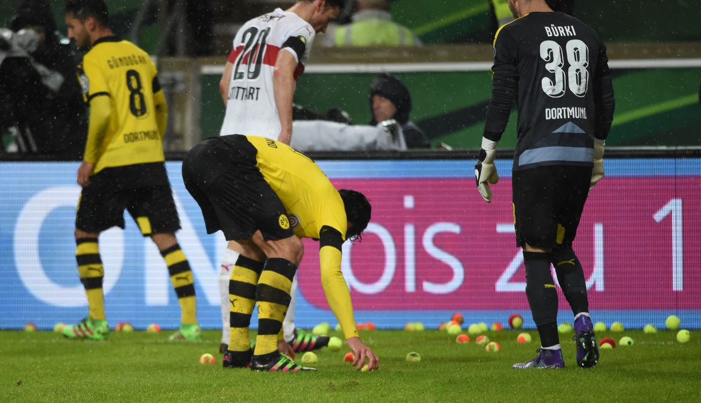 Dortmundi Borussia mängumehed palle korjamas.