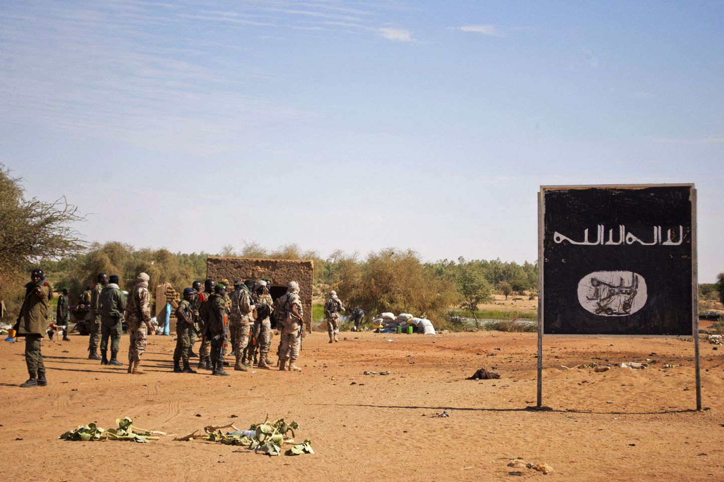Mali sõdurid turvavad piirkonda, kus enesetapja end eile õhkis.