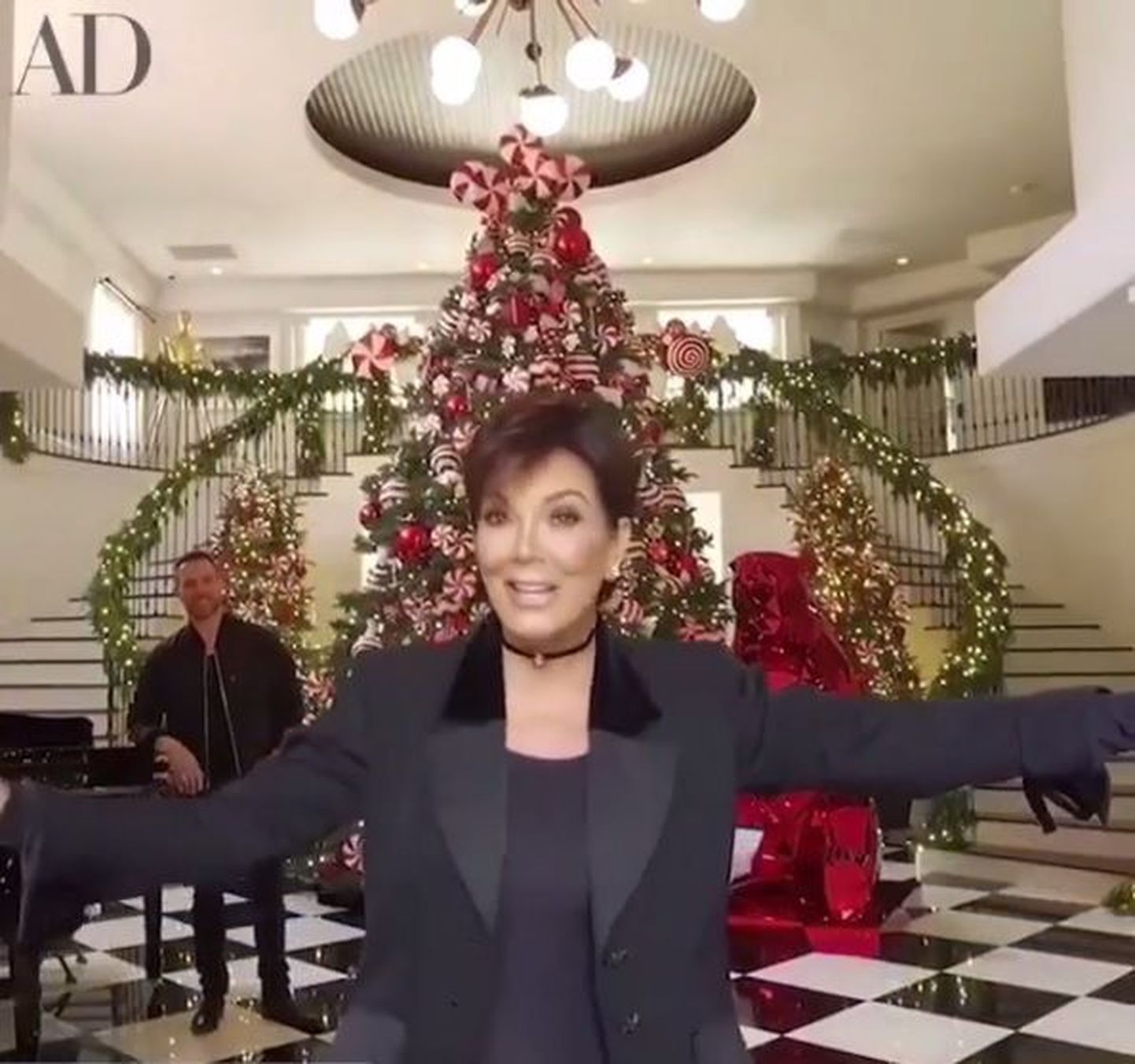 Kris Jenner näitas oma külluslikus jõulusäras maja