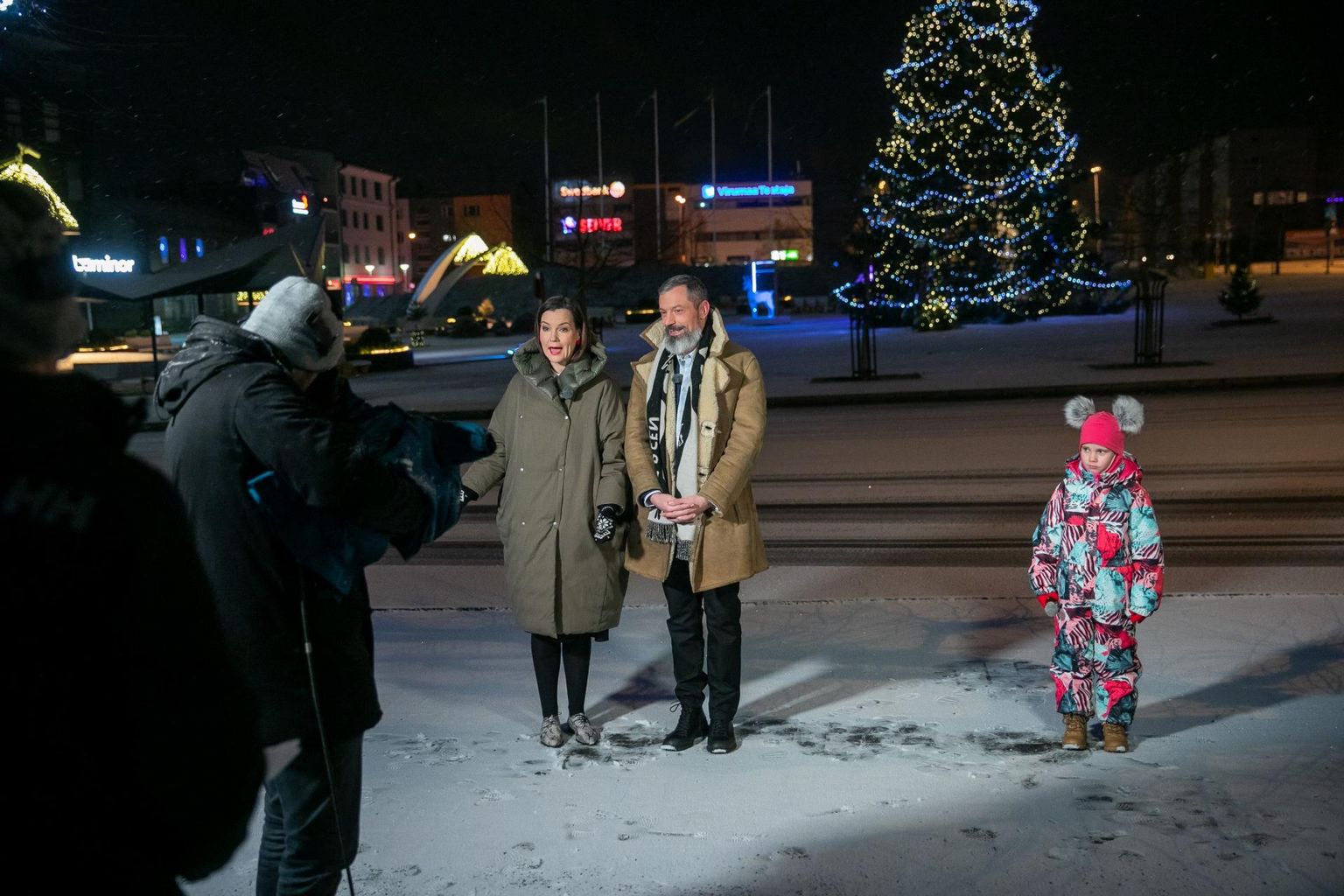 "Terevisioon" tõi Rakveres saatejuhid esmalt koos väikese laulja Lisete Mägiga Keskväljaku kuuse alla.