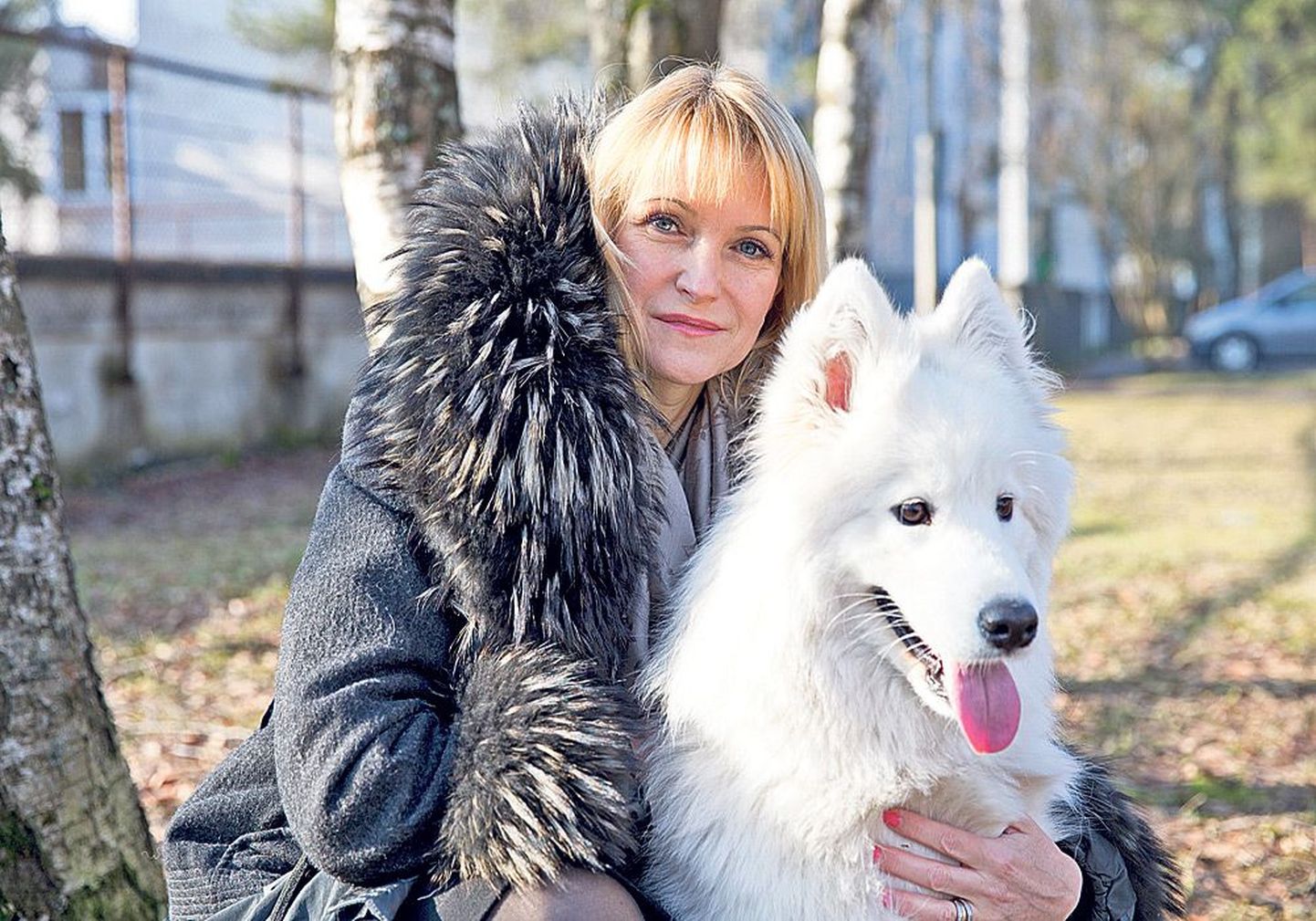 Ruth Oltjer oma tütre aastase samojeedi koera Bellaga.