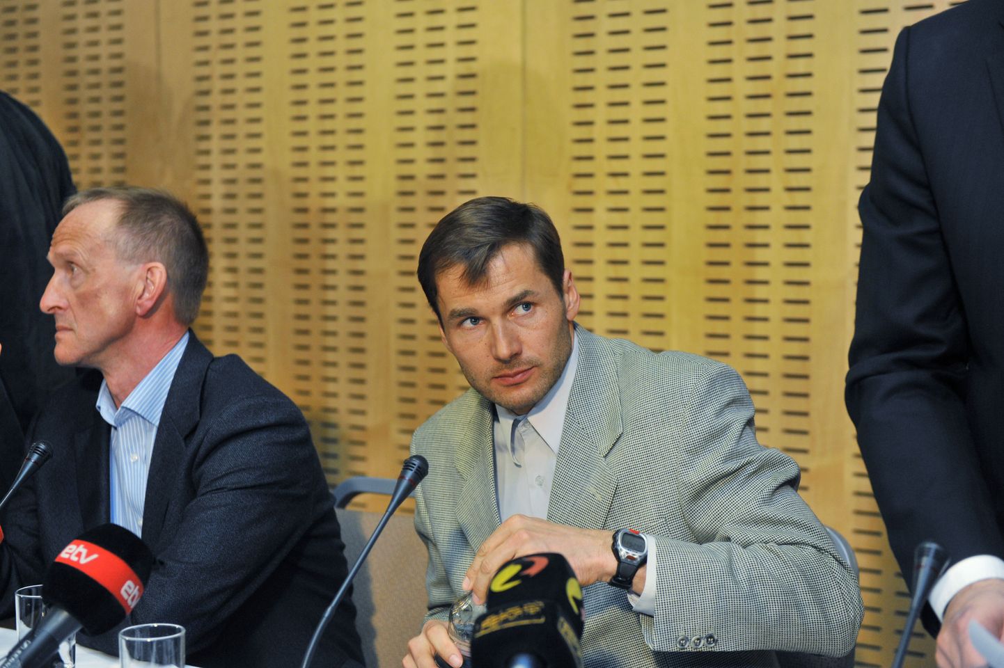 Андрус Веэрпалу (справа) на пресс-конференции. Слева - тренер сборной Эстонии по лыжам Мати Алавер.