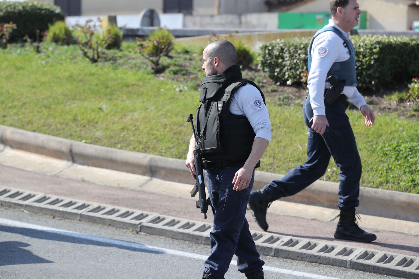 Prantsuse politseinikud Grasse'i keskkooli lähedal liiklust reguleerimas.