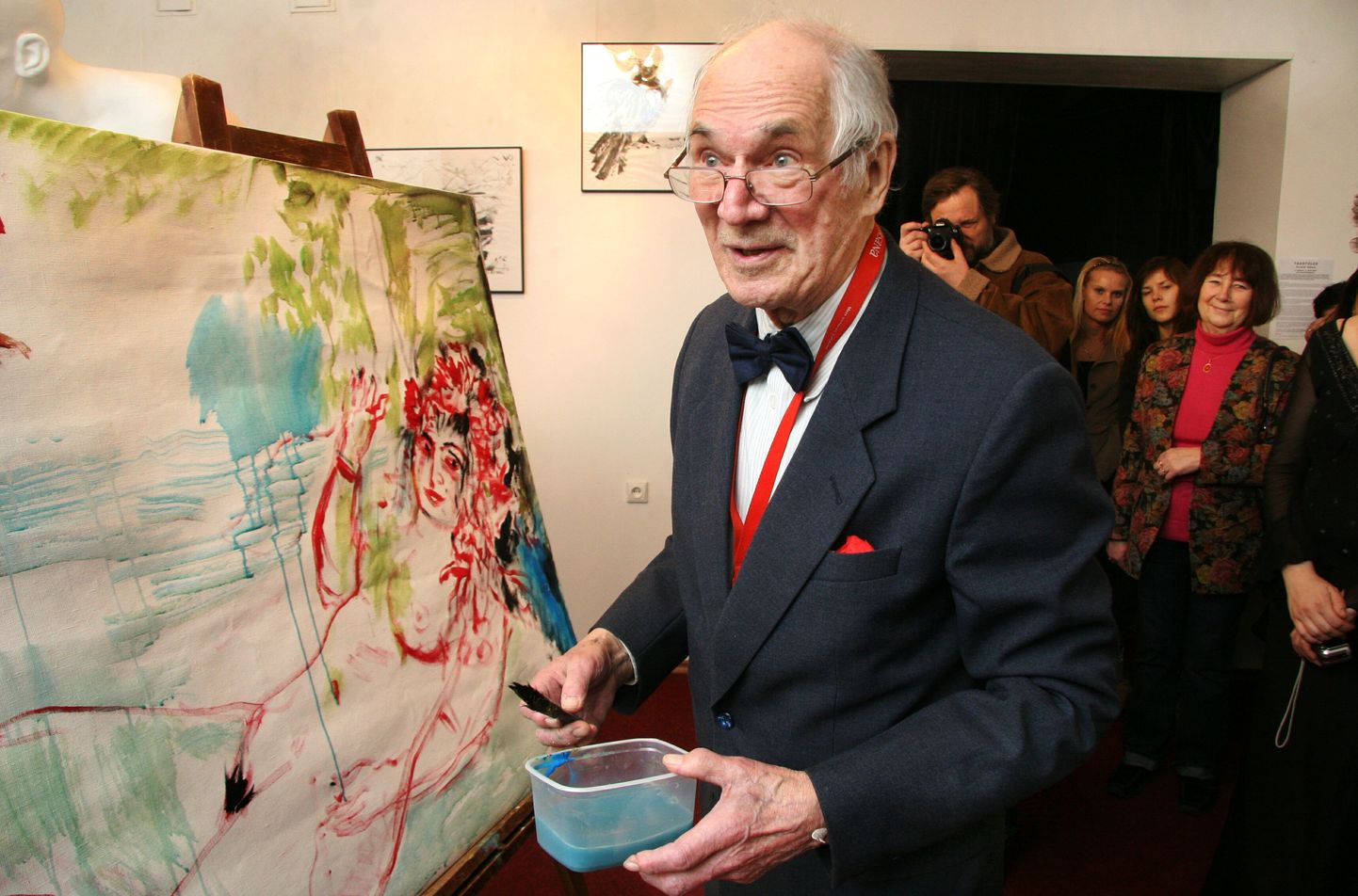 Evald Okas kaks aastat noorema mehena 2008. aastal Pärnu uue kunsti muuseumis.