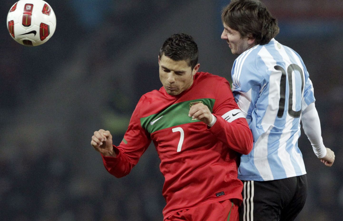 Cristiano Ronaldo (vasakul) ja Lionel Messi koondise ridades.