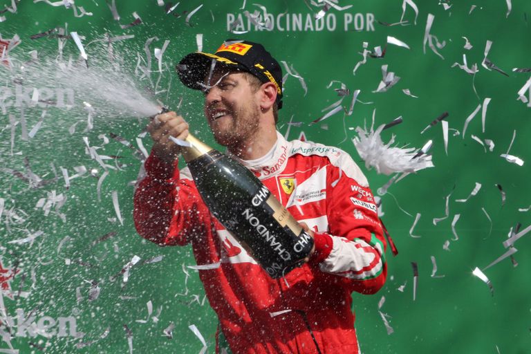 Sebastian Vettel jõudis juba Mehhikos poodiumil juubeldada ja šampanjat pritsida, kuid selgus, et enneaegselt. FOTO: Scanpix
