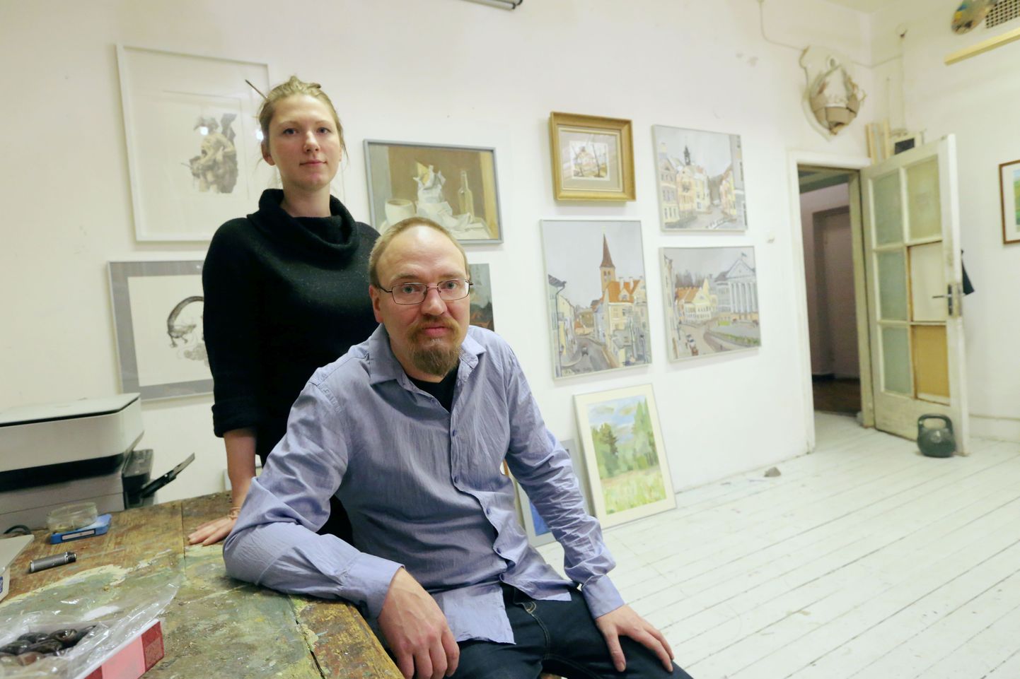Nadežda Tšernobai ja Peeter Krosmann avasid oma ühises ateljees näitusmüügi.