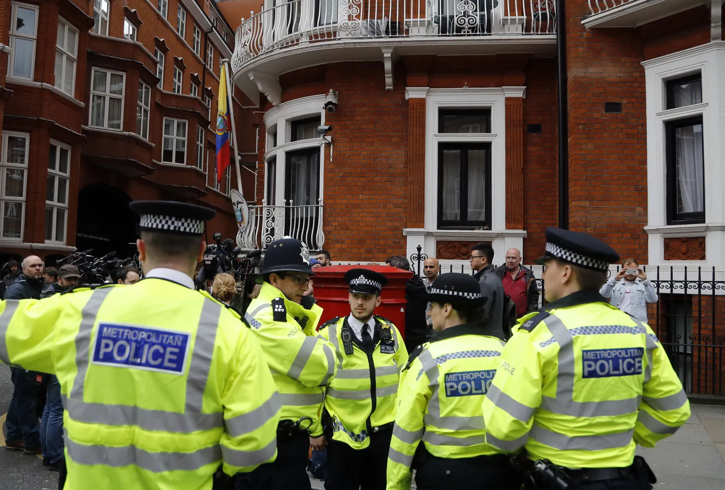 Politsei Ecuadori saatkonna ees Londonis.